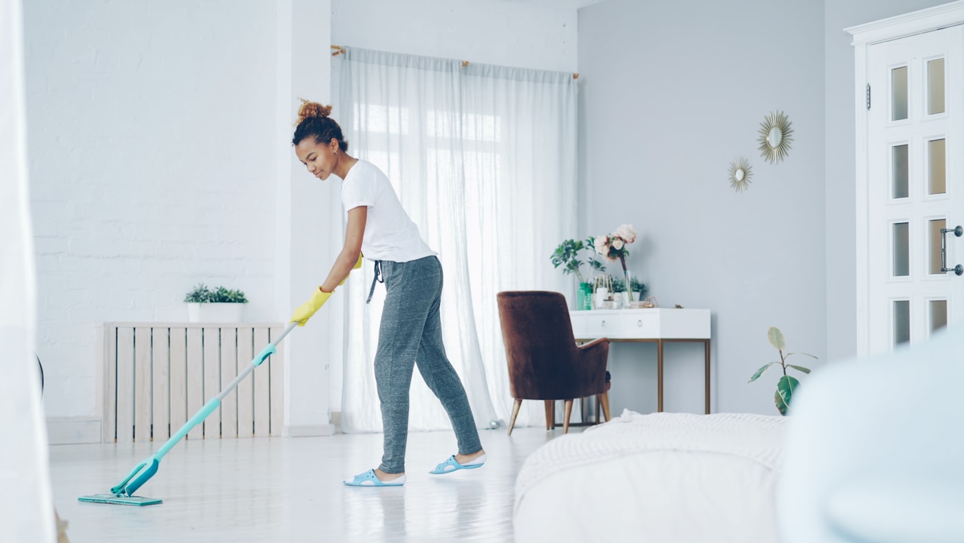 Čistačica čisti svijetli moderni apartman